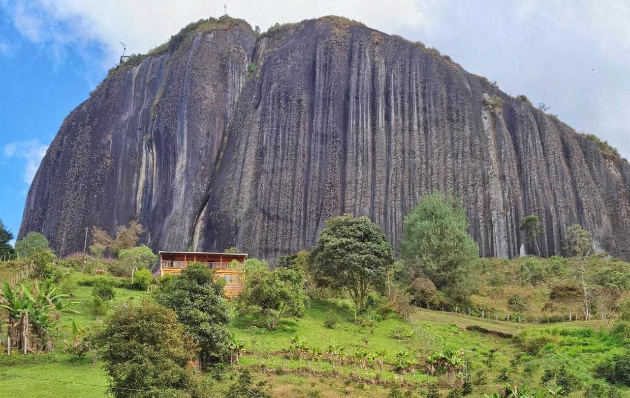 Descanso Bajo La Piedra Del Penol Guatape Exterior photo