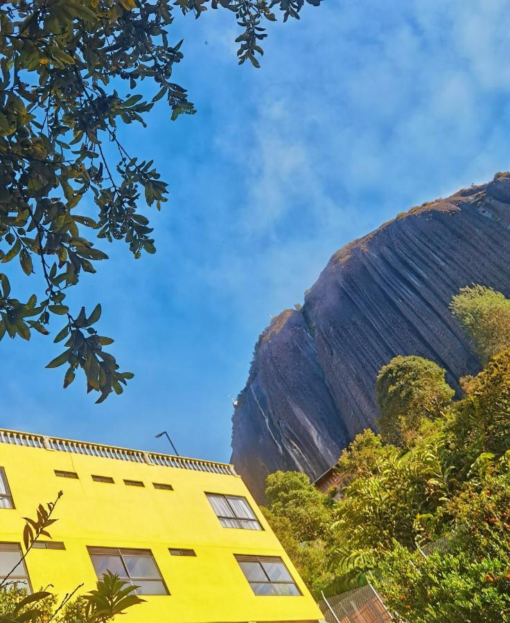 Descanso Bajo La Piedra Del Penol Guatape Exterior photo