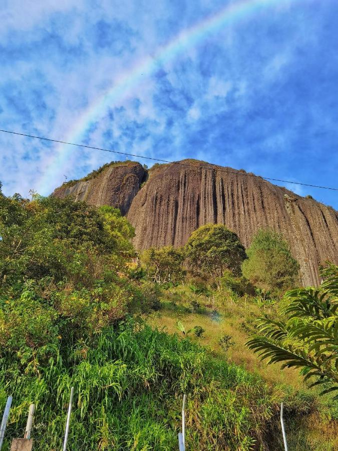 Descanso Bajo La Piedra Del Penol Guatape Exterior photo