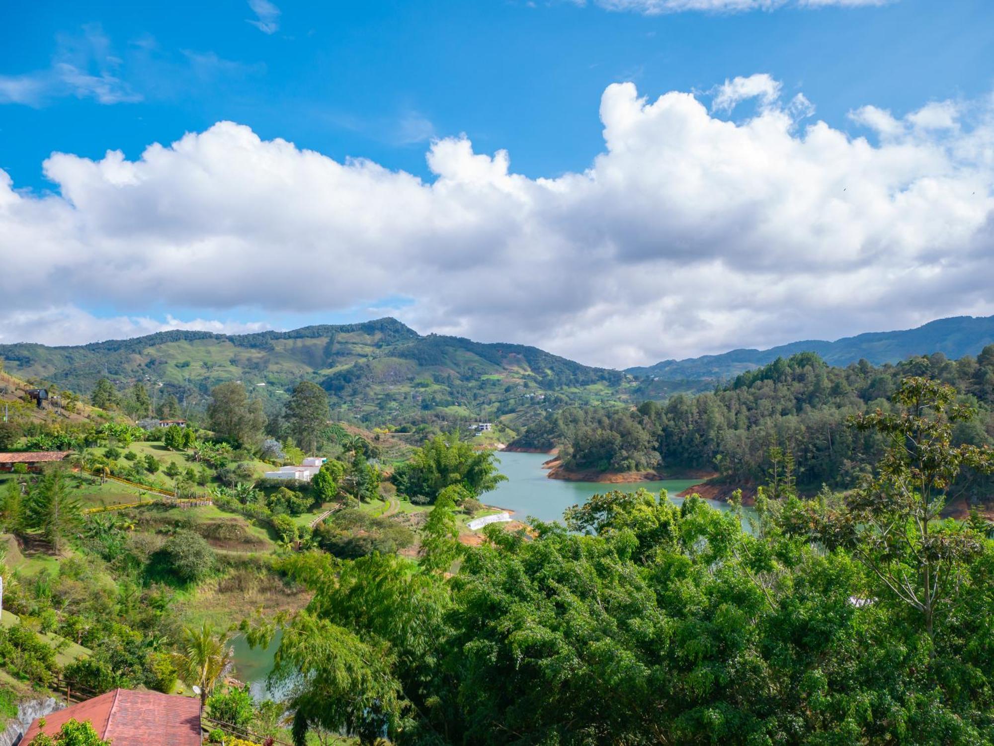 Descanso Bajo La Piedra Del Penol Guatape Exterior photo